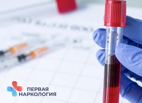 Анализ крови Врач с пробиркой с кровью